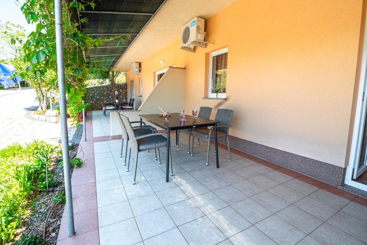 Apartments Sandra Kornić Esterno foto