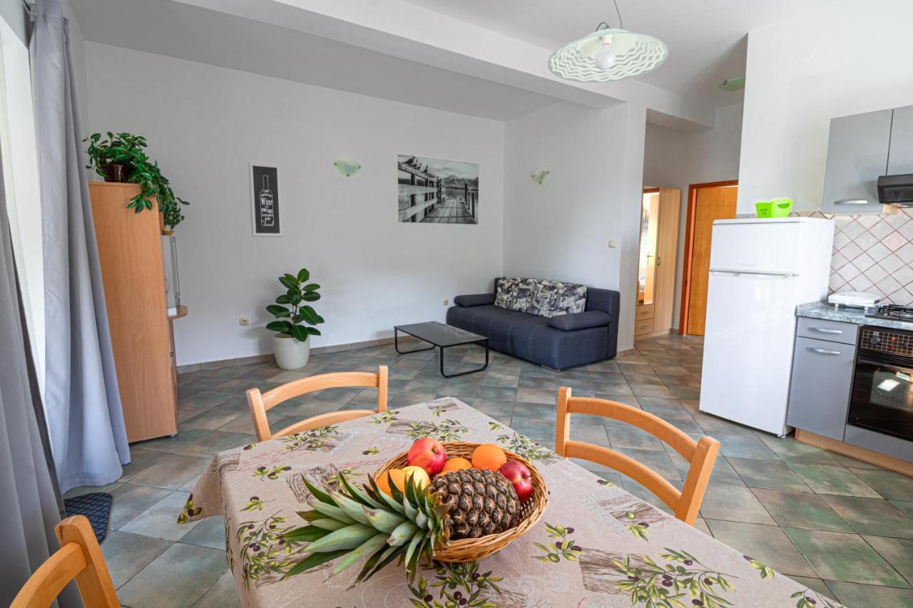 Apartments Sandra Kornić Esterno foto