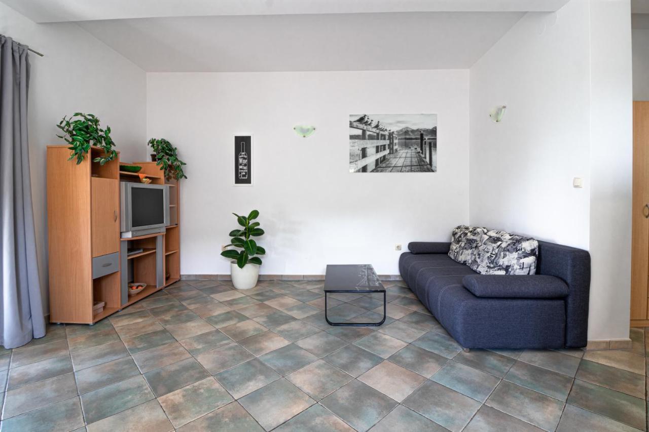 Apartments Sandra Kornić Esterno foto