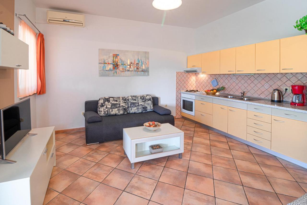 Apartments Sandra Kornić Esterno foto