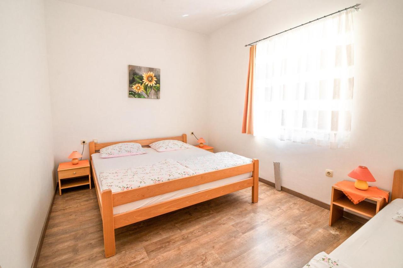 Apartments Sandra Kornić Esterno foto